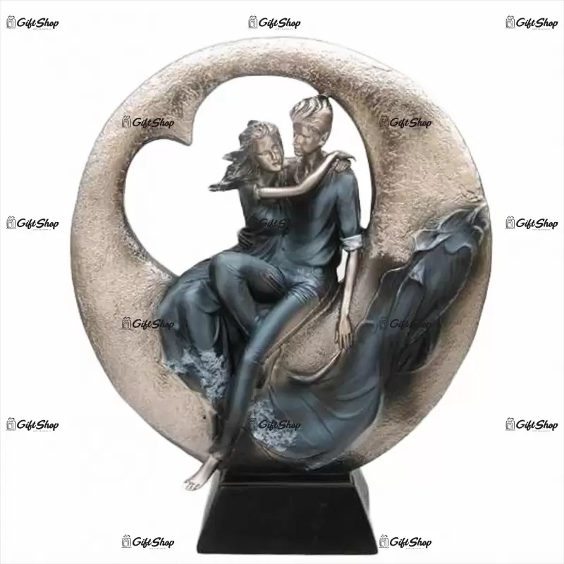 Indragostiti in arcada, statueta din rasina